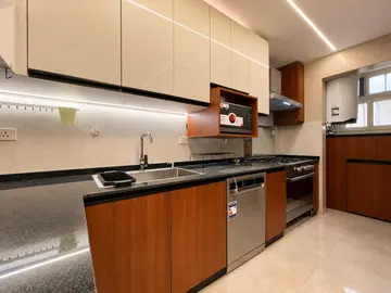 Kitchens: two-tone kitchen cabinets and dark worktops (view 10)
