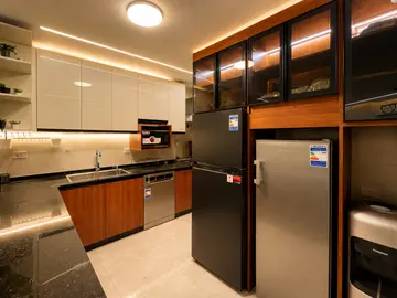 Kitchens: two-tone kitchen cabinets and dark worktops (view 11)