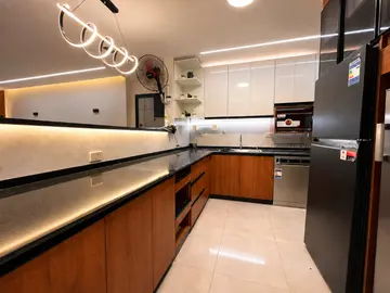 Kitchens: two-tone kitchen cabinets and dark worktops (view 12)
